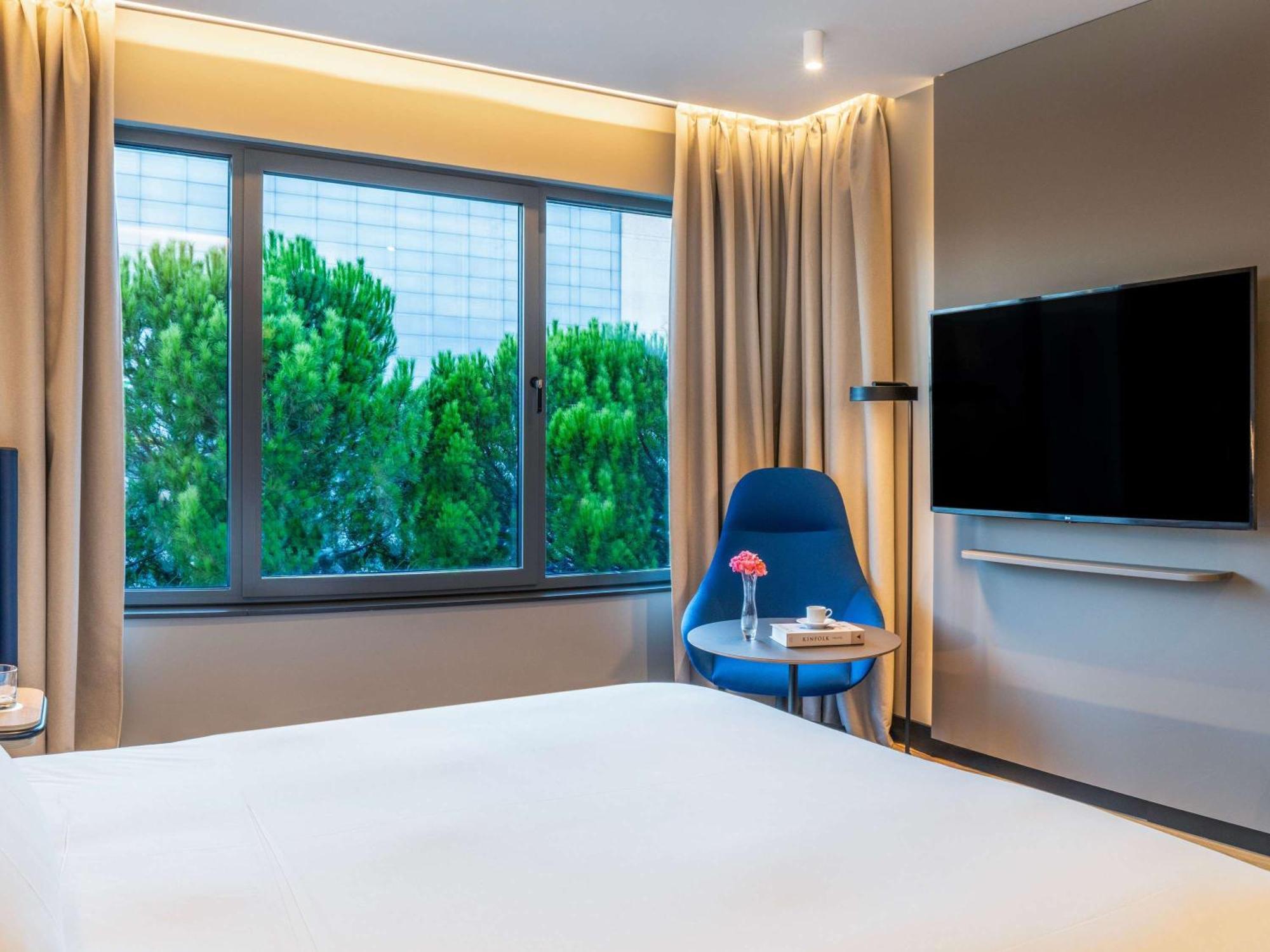 Отель Pullman Madrid Airport & Feria Экстерьер фото
